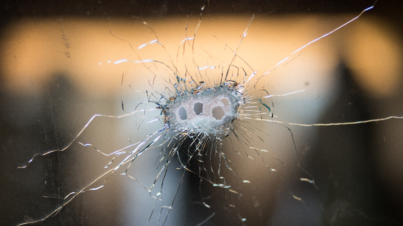 .ทำนายฝันว่าถูกยิง ถูกยิงหลายนัด จะมีเคราะห์จริงหรือไม่ เลขเด็ดตัวไหนบ้าง?.