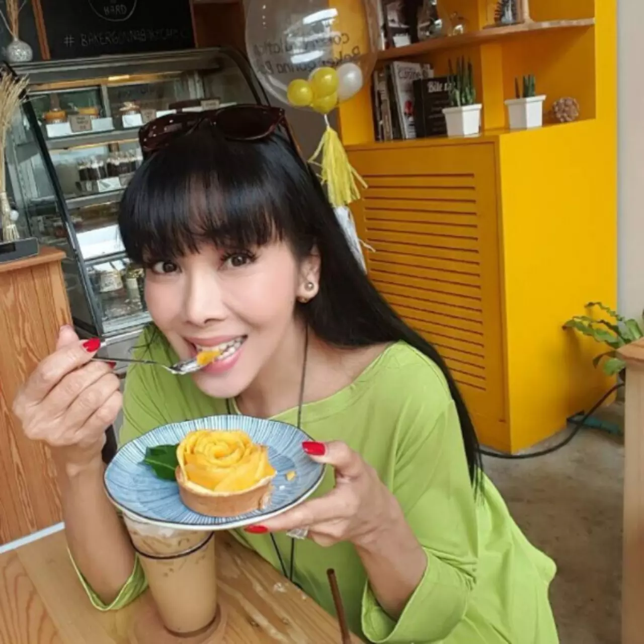 สาวสองพันปี! วัยเฉียด 60 แต่ยังสาวสะพรั่ง ตั๊ก มยุรา ดูแลตัวเองยังไง?