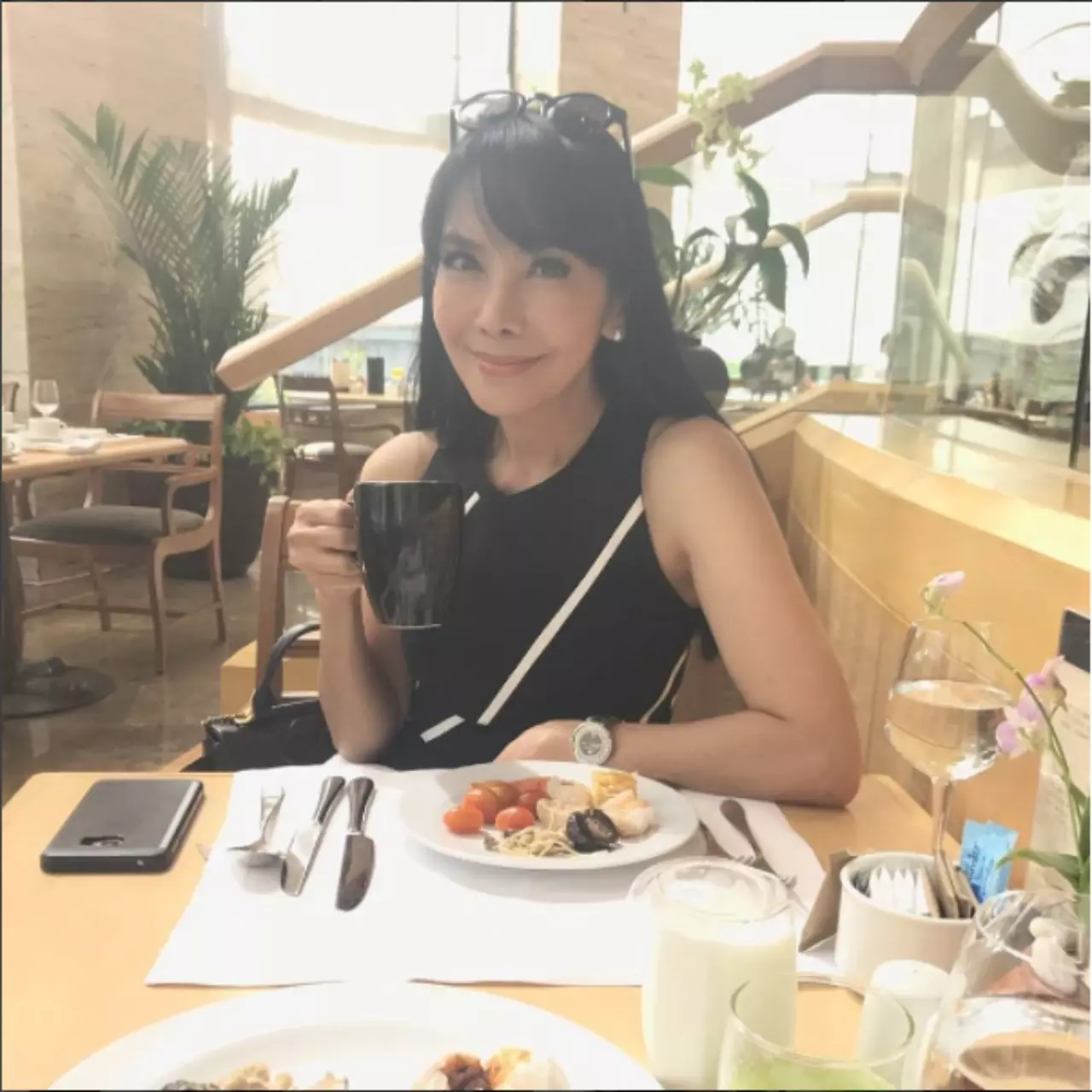 สาวสองพันปี! วัยเฉียด 60 แต่ยังสาวสะพรั่ง ตั๊ก มยุรา ดูแลตัวเองยังไง?