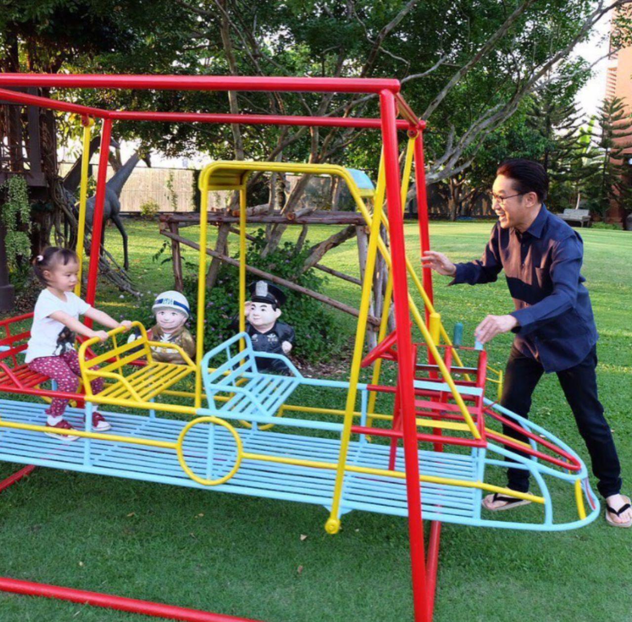 คุณตาเล่นเป็นเพื่อนน้ำอุ่น