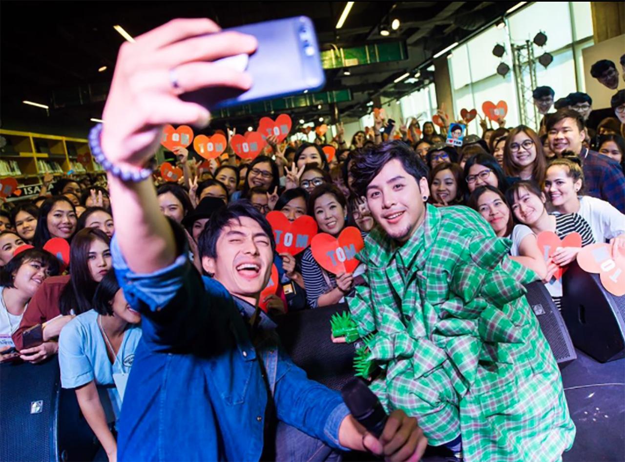 แฟนคลับทอมก็ไม่น้อยหน้า