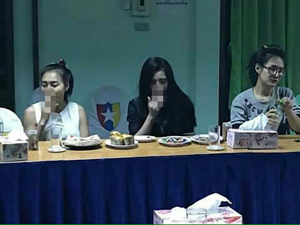 สูบบุหรี่ กินขนม ชิลๆ ก่อน