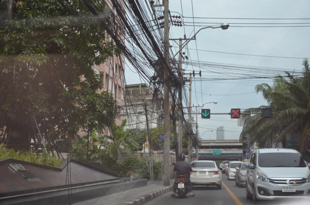 สายห้อยระย้าพื้น กีดขวางทางเดิน