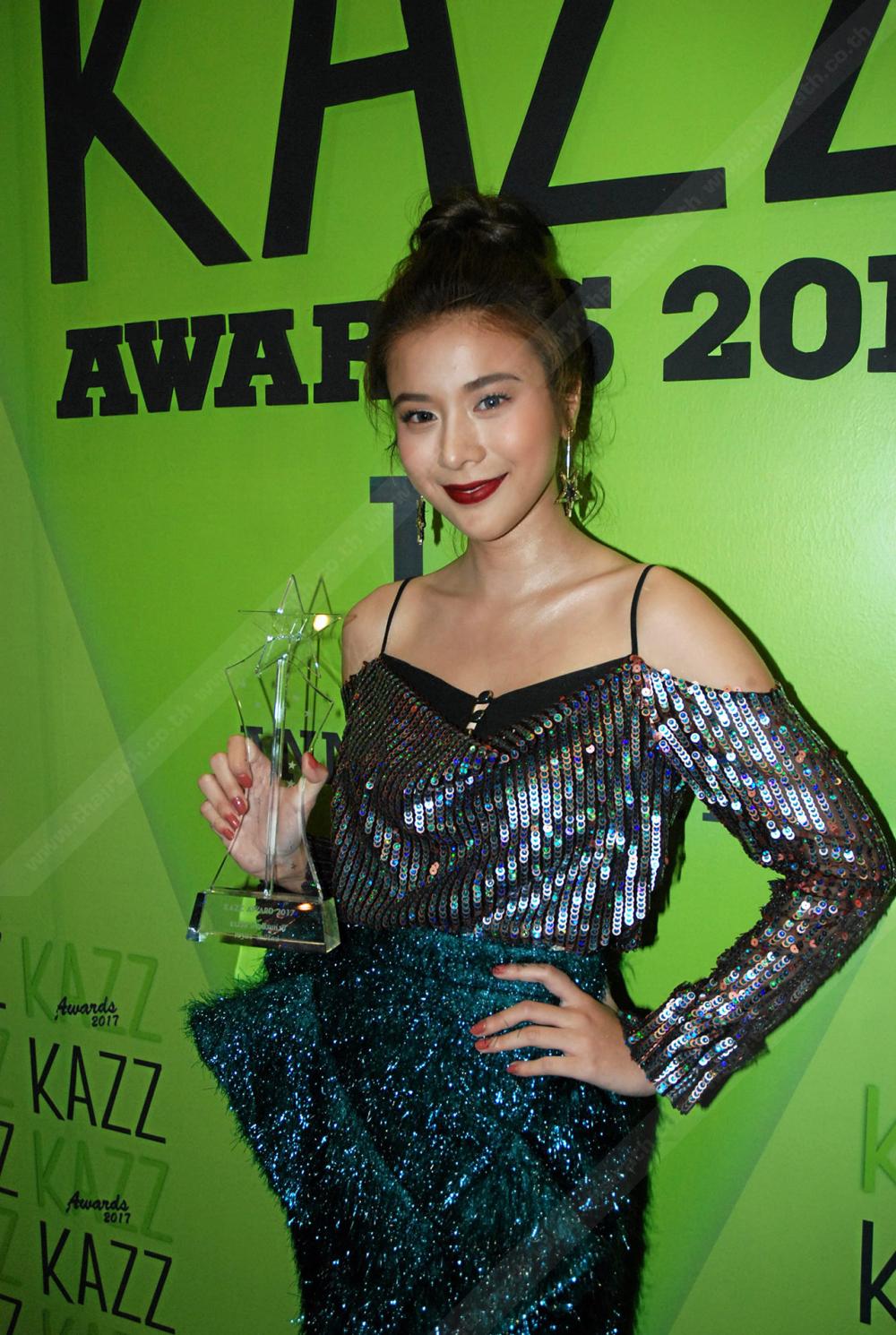 เก้า สุภัสสรา ชุดวิบวับนี้ก็ใส่หลัง น้ำตาล อีกเหมือนกัน