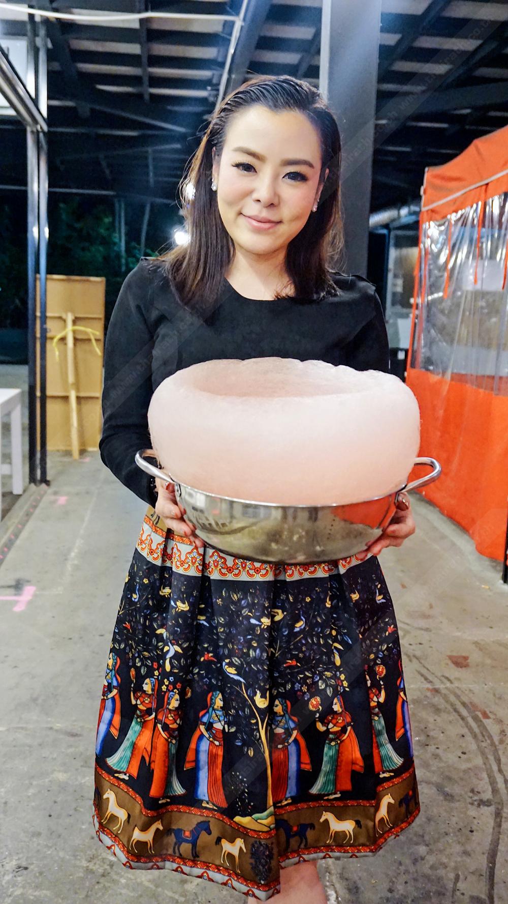 เจ้าของร้านและสายไหมแบ๊วๆ