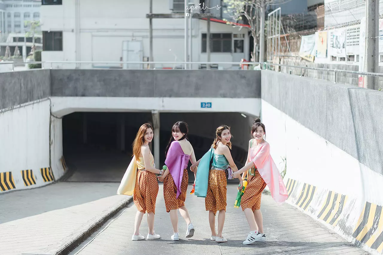 น่ารัก ไม่โป๊! แชร์กระจายรับสงกรานต์ ภาพสาวน้อยใส่ชุดไทย ใสๆวัยรุ่นชอบ