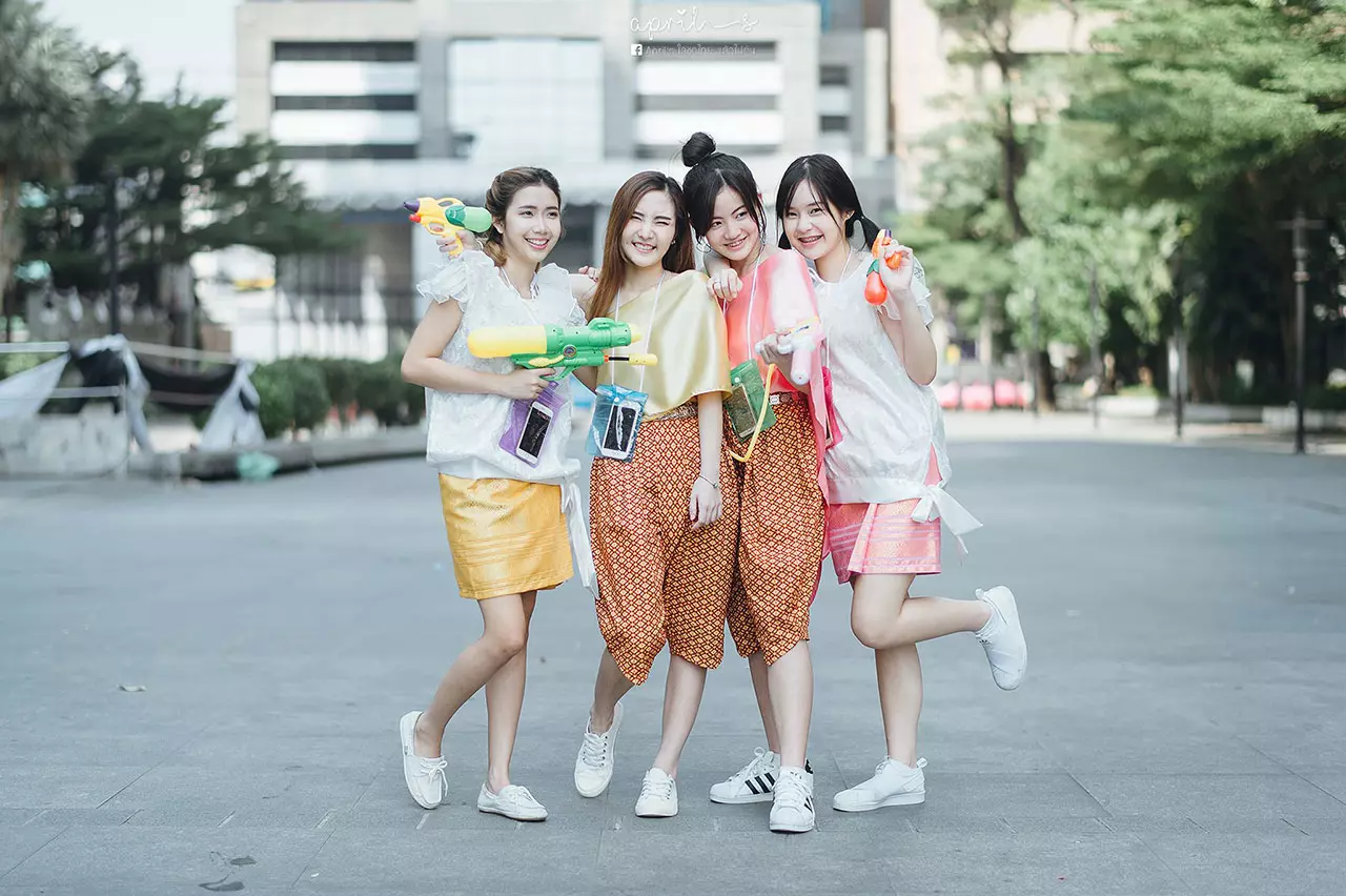 น่ารัก ไม่โป๊! แชร์กระจายรับสงกรานต์ ภาพสาวน้อยใส่ชุดไทย ใสๆวัยรุ่นชอบ