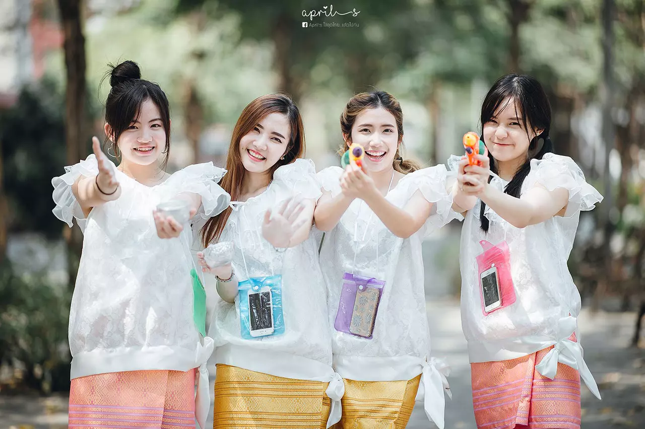 น่ารัก ไม่โป๊! แชร์กระจายรับสงกรานต์ ภาพสาวน้อยใส่ชุดไทย ใสๆวัยรุ่นชอบ