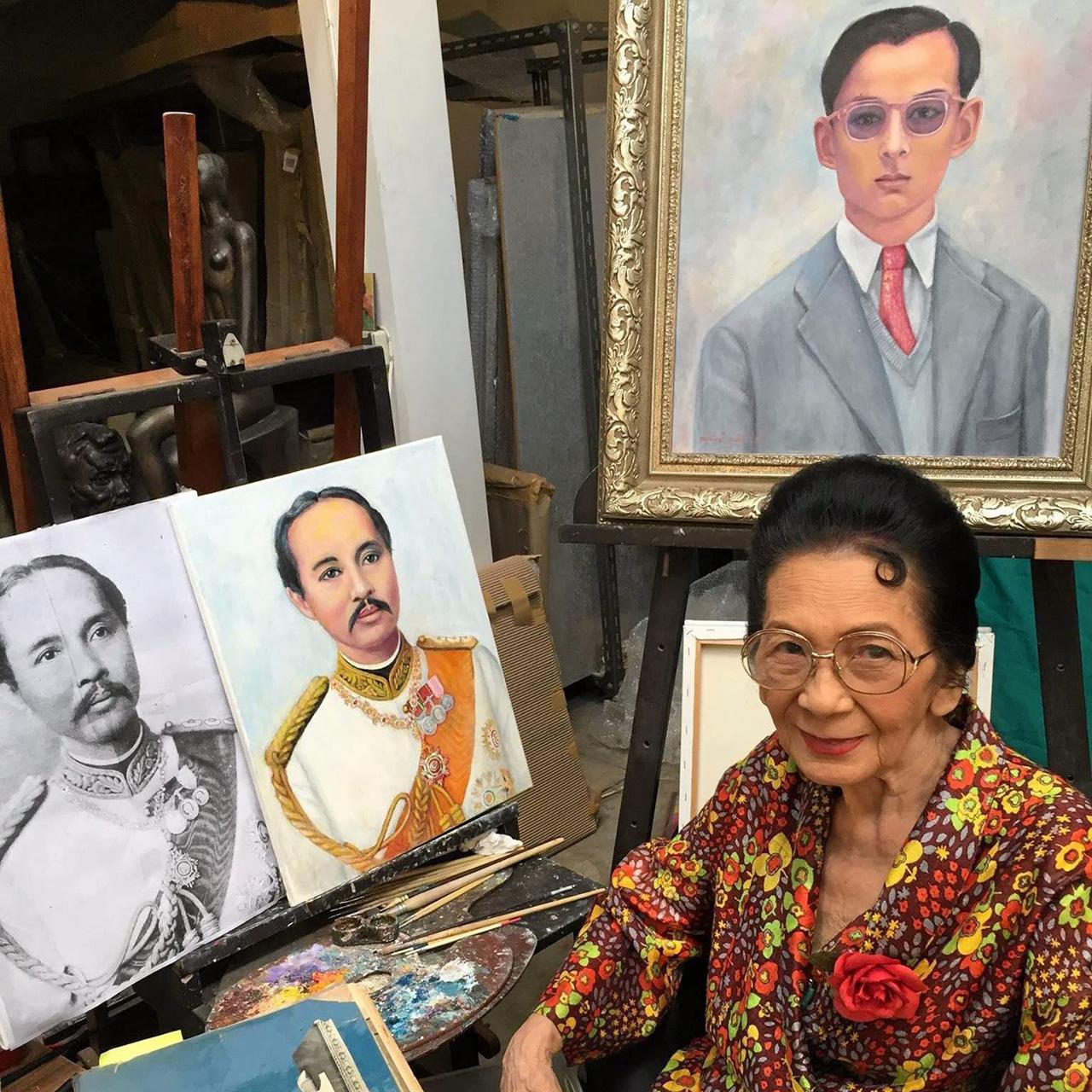 อาจารย์ลาวัณย์ อุปอินทร์ ในสตูดิโอภาพวาด.