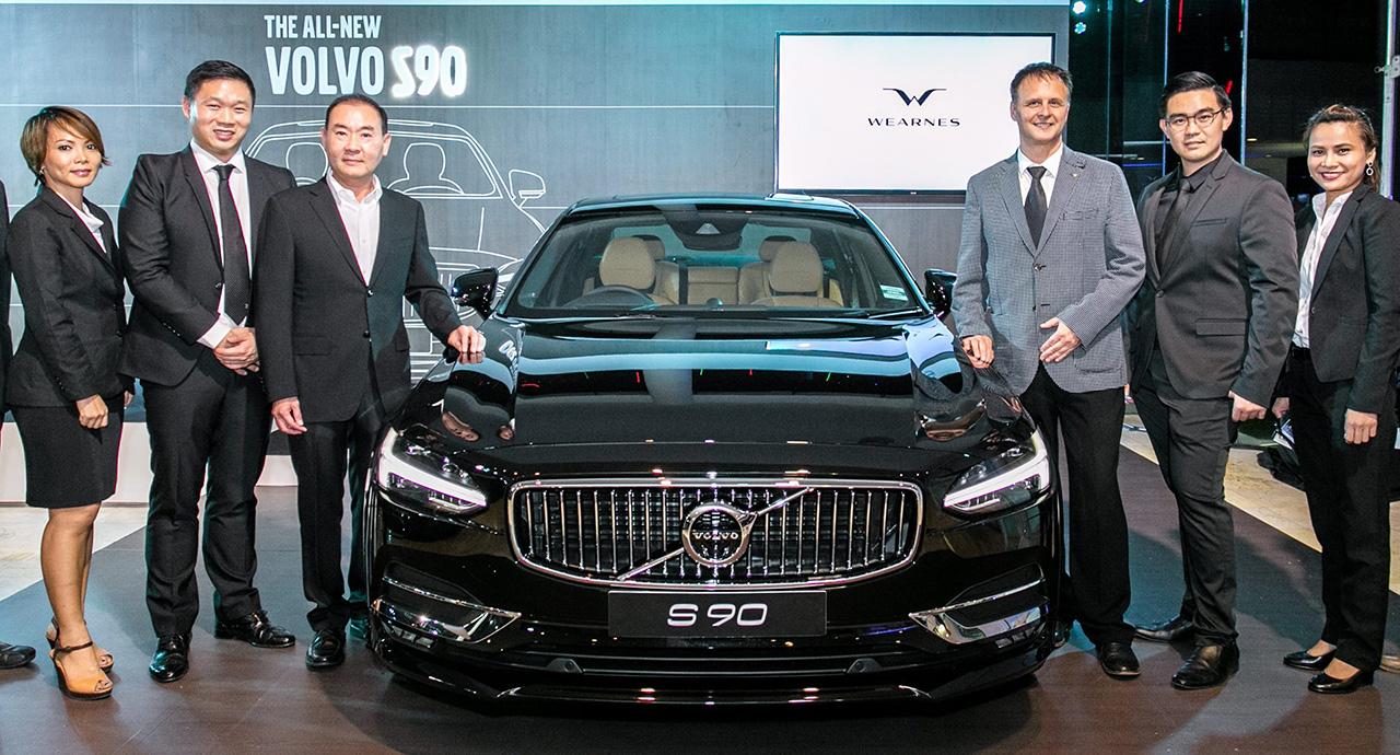 ขับเพลิน - บุญเลิศ เกียรติศรีธารา และ เอเดรียน ยิป จัดงานเปิดตัว All New Volov S90 รถยนต์วอลโว่รุ่นใหม่ล่าสุด โดยมี ดนัยา ทวีสาร, สัมพันธ์รณ วงศ์เสนา, อูเวย์ ไฟก์ และ พรีย์ภร รูปแก้ววิรัตน มาร่วมงานด้วย ที่โชว์รูม เวิร์นส์ วอลโว่ ดีลเลอร์ชิป หัวหมาก วันก่อน.