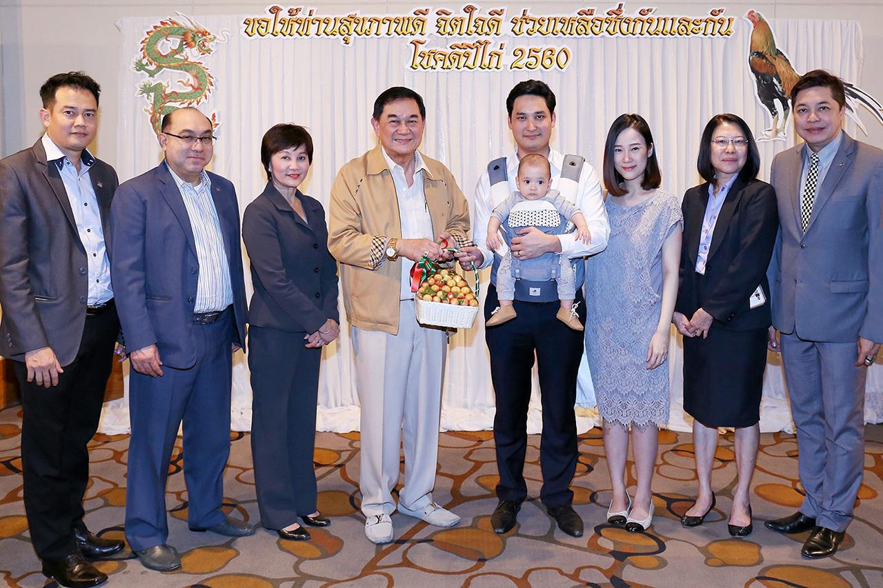 ปีใหม่ชื่นมื่น - อนัคพล อิงคะกุล กรรมการบริหารมิราเคิล กรุ๊ป มอบกระเช้าอวยพรเนื่องในวาระดิถีขึ้นปีใหม่แก่ ดร.อัศวิน อิงคะกุล โดยมี ปริญญา หงส์เลิศลักษณ์, มยุรี ลาภศฤงคาร, อำไพ อารีพงษา และ สิริพงษ์ กองเกตุ มาร่วมอวยพรด้วย ที่โรงแรมมิราเคิล แกรนด์ วันก่อน.