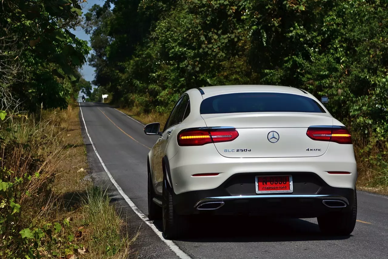 ถังเดียวเที่ยวพันกิโลเมตร MERCEDES BENZ GLC 250d COUPE AMG DYNAMIC PLUS