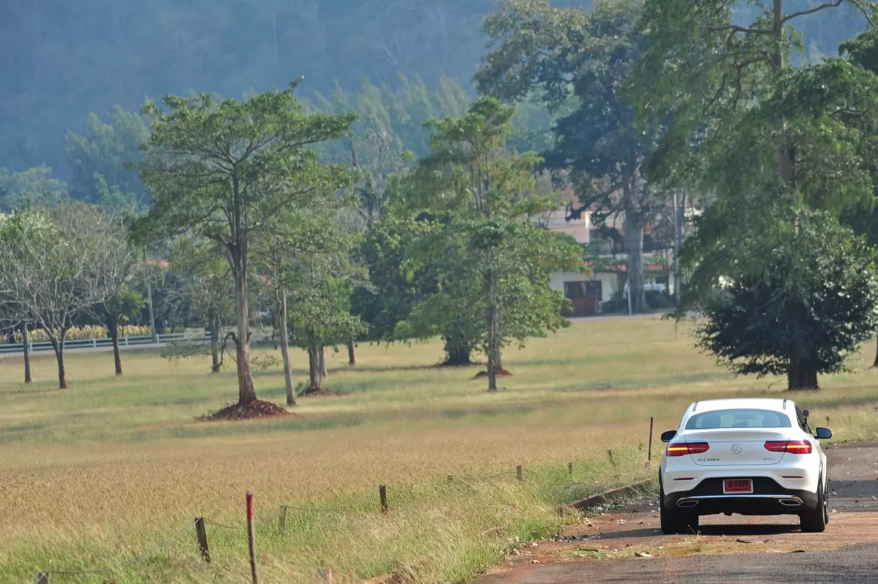 ถังเดียวเที่ยวพันกิโลเมตร MERCEDES BENZ GLC 250d COUPE AMG DYNAMIC PLUS