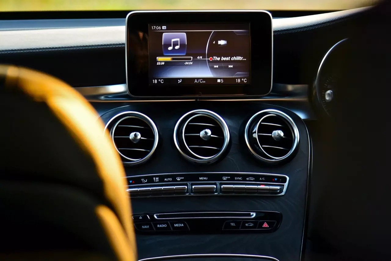 ถังเดียวเที่ยวพันกิโลเมตร MERCEDES BENZ GLC 250d COUPE AMG DYNAMIC PLUS