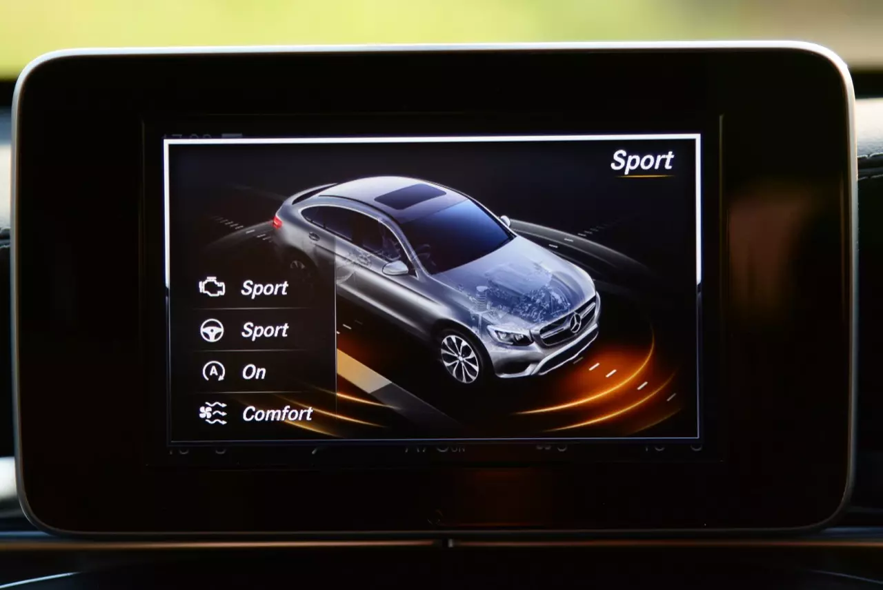 ถังเดียวเที่ยวพันกิโลเมตร MERCEDES BENZ GLC 250d COUPE AMG DYNAMIC PLUS