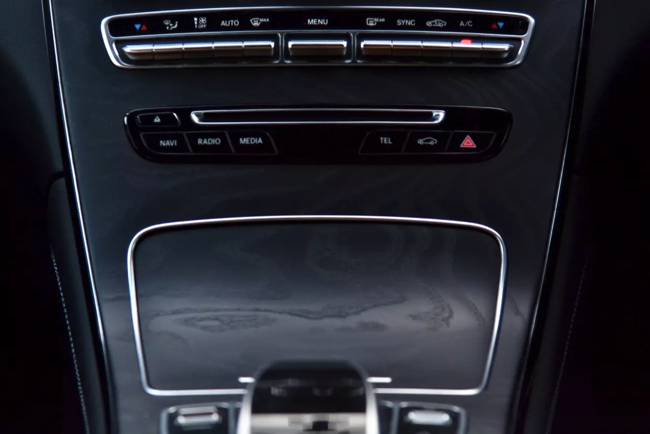 ถังเดียวเที่ยวพันกิโลเมตร MERCEDES BENZ GLC 250d COUPE AMG DYNAMIC PLUS