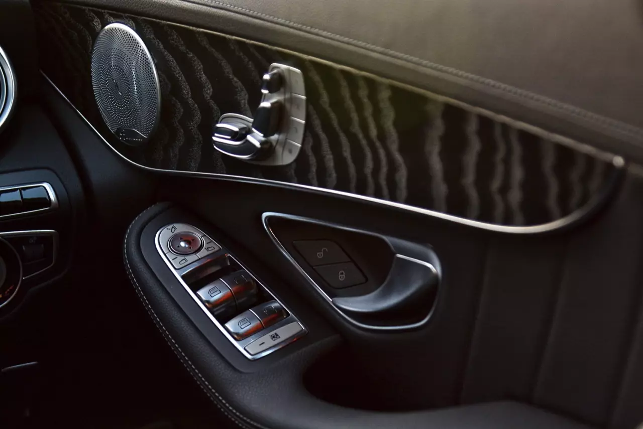 ถังเดียวเที่ยวพันกิโลเมตร MERCEDES BENZ GLC 250d COUPE AMG DYNAMIC PLUS