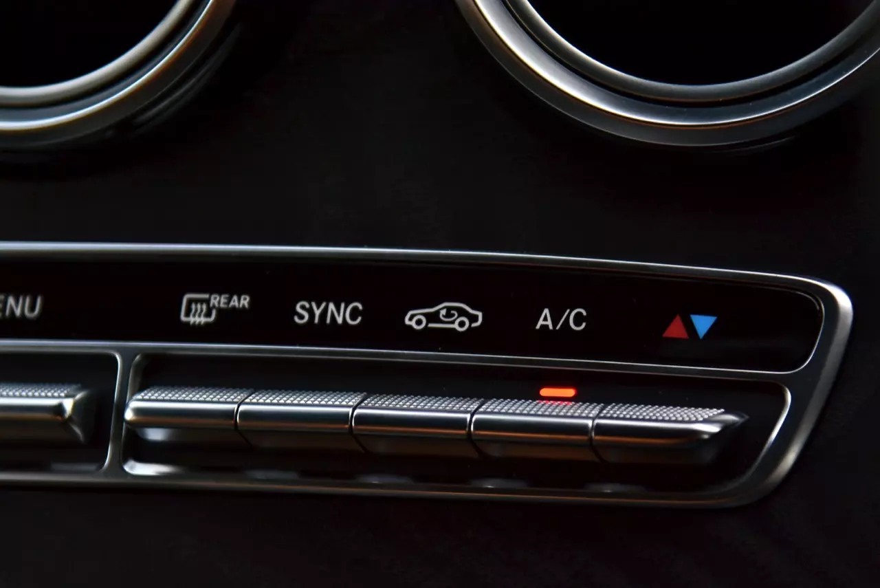ถังเดียวเที่ยวพันกิโลเมตร MERCEDES BENZ GLC 250d COUPE AMG DYNAMIC PLUS
