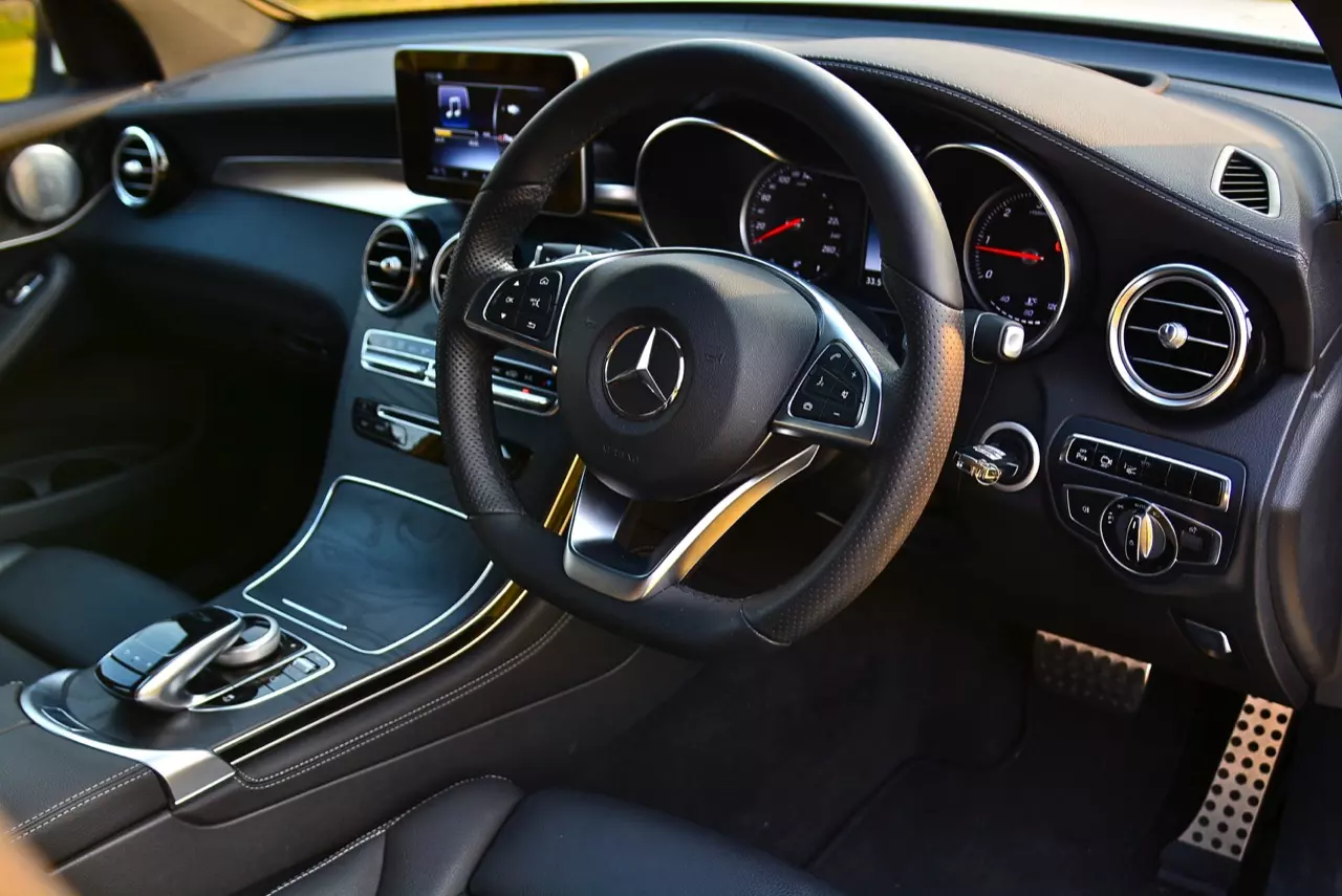 ถังเดียวเที่ยวพันกิโลเมตร MERCEDES BENZ GLC 250d COUPE AMG DYNAMIC PLUS