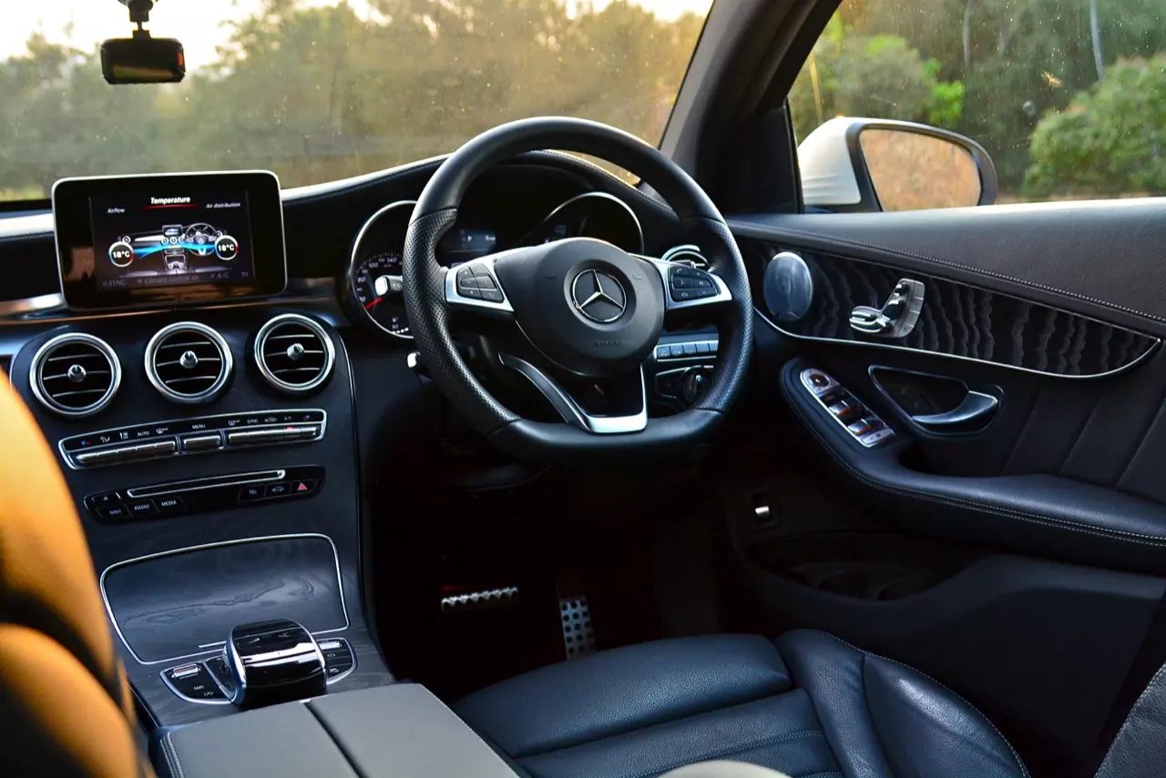 ถังเดียวเที่ยวพันกิโลเมตร MERCEDES BENZ GLC 250d COUPE AMG DYNAMIC PLUS