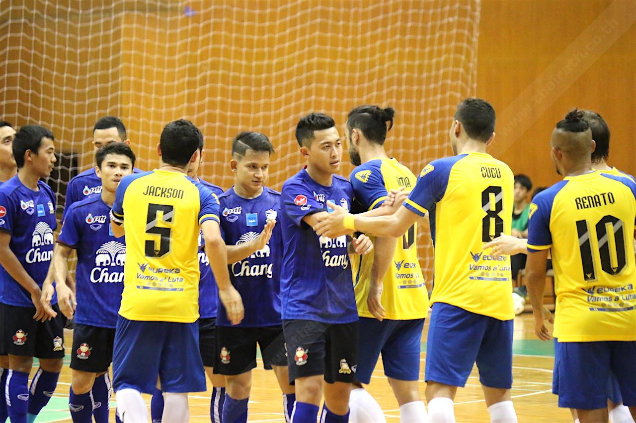นักกีฬาทั้งสองทีมจับมือทักทายหลังจบเกมในนัดนี้