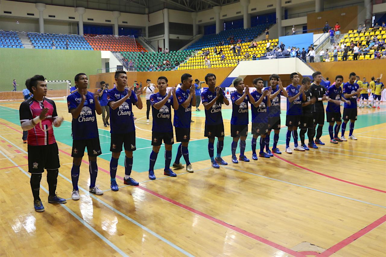 ขุนพลโต๊ะเล็กไทย เดินมาขอบคุณกองเชียร์หลังจบเกมการแข่งขัน