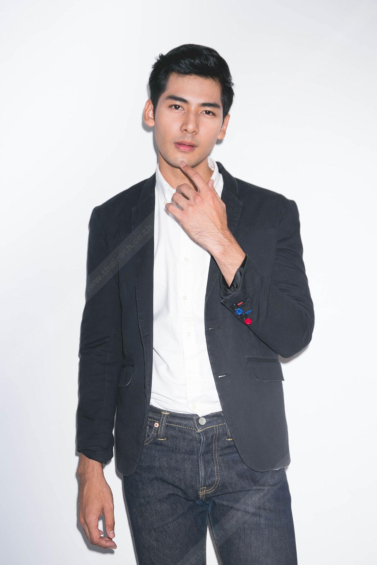 ความหล่อเข้าตาผู้ใหญ่ โดนเรียกเซ็นสัญญาและดันให้เป็นพระเอกละครเรื่องแรก มายาฉิมพลี