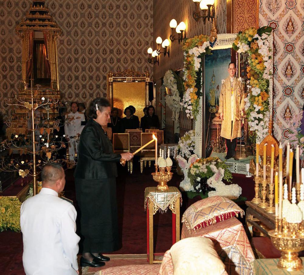 สมเด็จพระเทพรัตนราชสุดาฯ สยามบรมราชกุมารี เสด็จพระราชดำเนิน พร้อมพระบรมวงศานุวงศ์ ในการพระพิธีธรรมสวดพระอภิธรรมพระบรมศพ พระบาทสมเด็จพระปรมินทรมหาภูมิพลอดุลยเดช ณ พระที่นั่งดุสิตมหาปราสาท ในพระบรมมหาราชวัง เมื่อวันที่ 11 พฤศจิกายน.