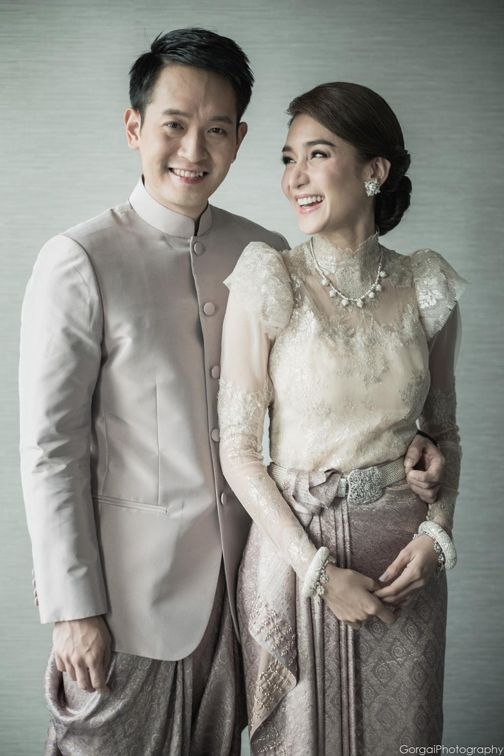 บ่าวสาวชื่นมื่น