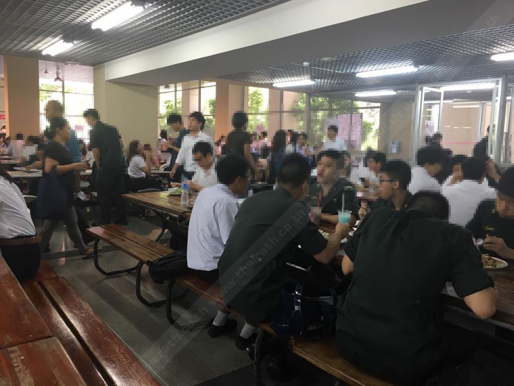 นักเรียนมานั่งกินข้าวก่อนไปเรียน รด.