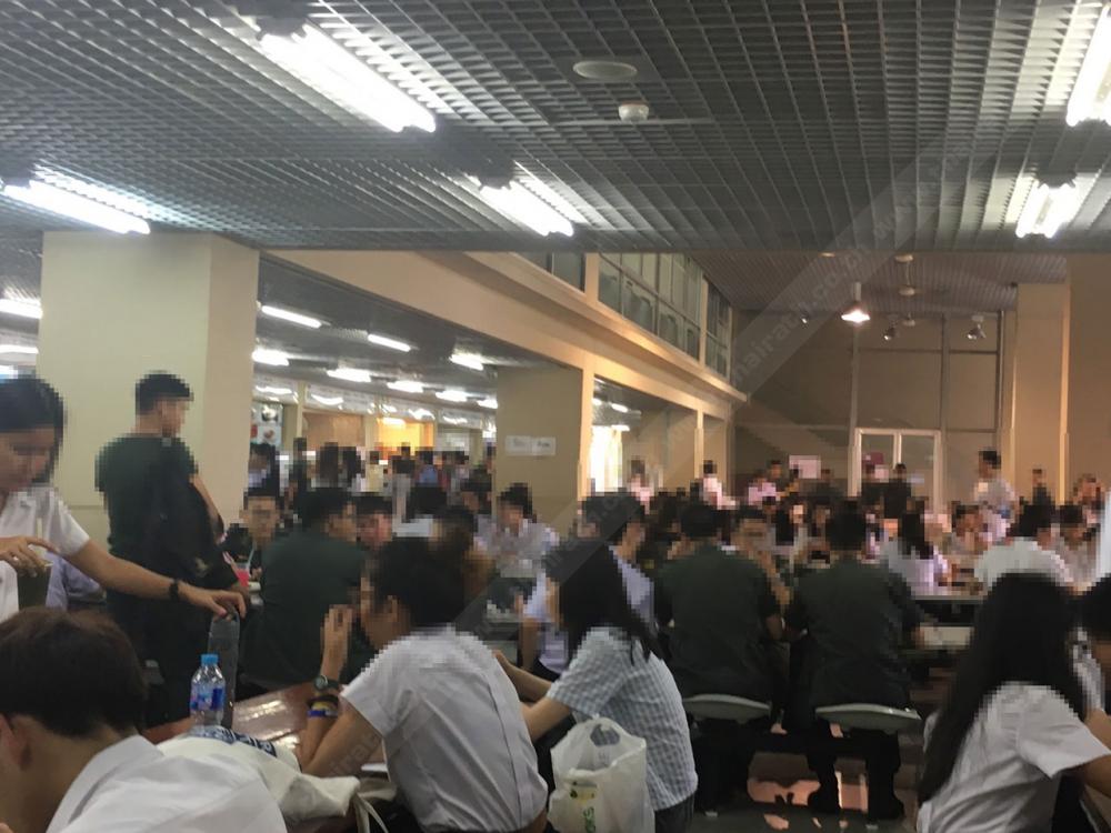 น้องๆ นักเรียนจากโรงเรียนเตรีมอุมดมศึกษา มานั่งกินข้าวในโรงอาหารอักษรฯ จุฬาฯ ก่อนไปเรียน รด.
