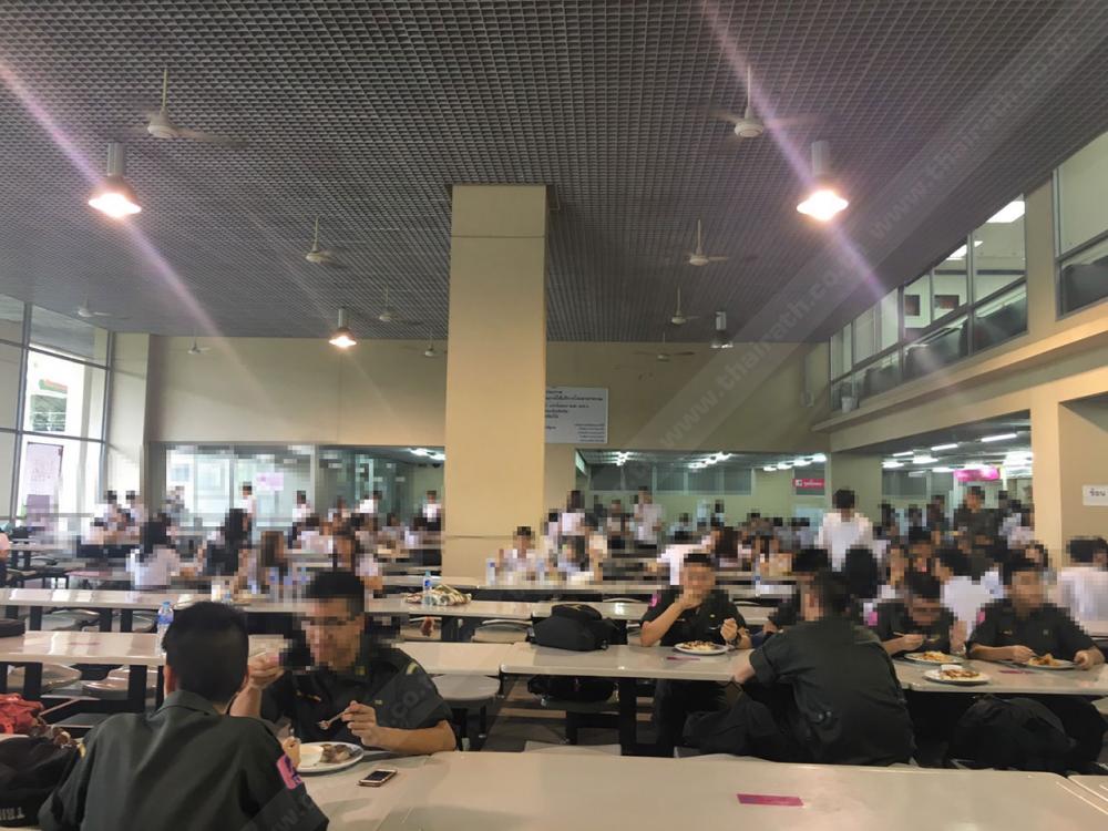 วันที่ทีมข่าวเฉพาะกิจไทยรัฐออนไลน์ลงพื้นที่โรงอาหารอักษรฯ พบนักศึกษาวิชาทหาร (รด.) จากทั้ง 2 โรงเรียน ประมาณ 50 คน