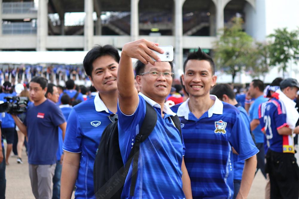 3 หนุ่ม 3 มุม ชักชวนกันถ่ายภาพก่อนเข้าสนาม