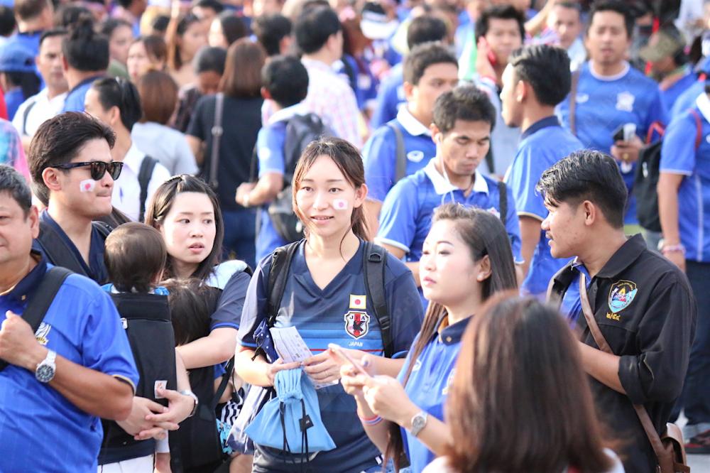 แฟนบอลซามูไรบลู ตั้งใจมาให้กำลังใจทีมชาติญี่ปุ่น