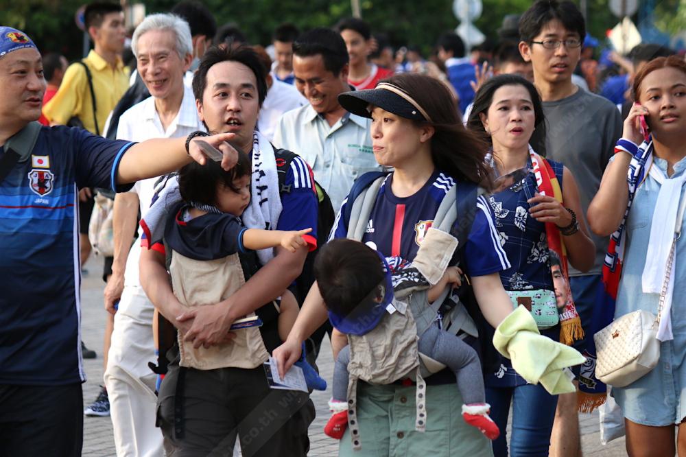 กองเชียร์ทีมชาติญี่ปุ่นก็ไม่พลาดที่จะมาให้กำลังใจทีมรัก