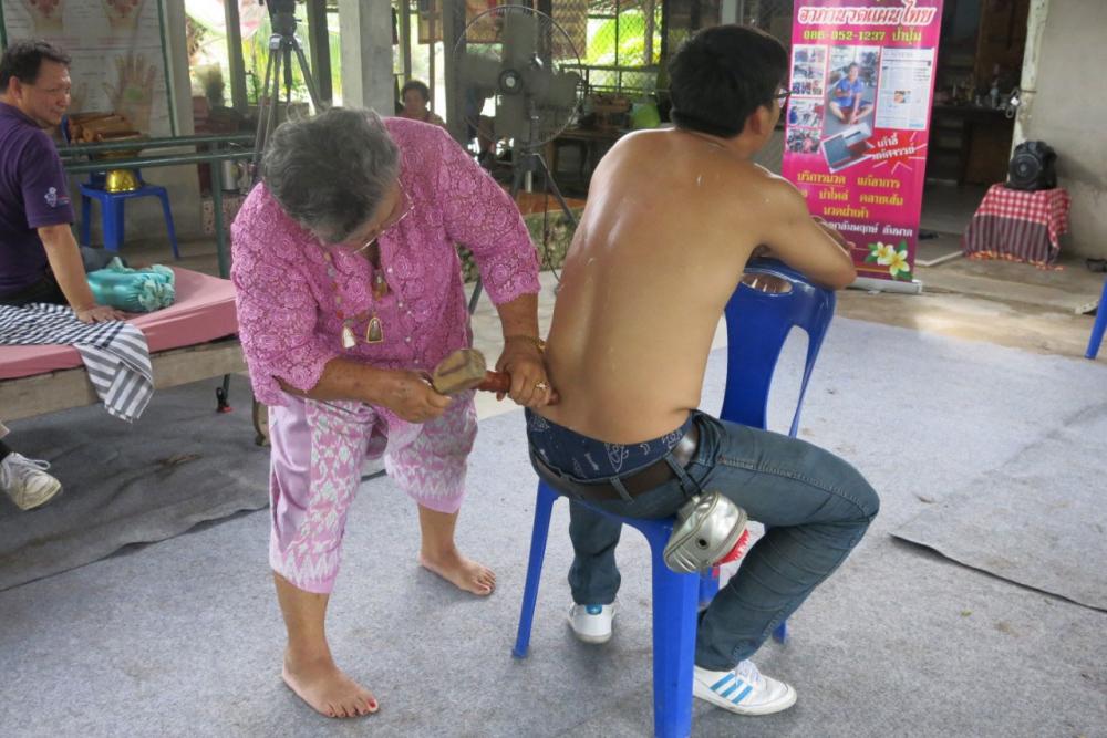 ป้าปุ้มในวัย 68 ปี แต่ยังนวดได้ถึงเส้นถึงเนื้อ