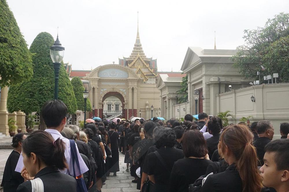 บริเวณนี้ยังสามารถถ่ายรูปได้ ระหว่างรอเข้าประตูชั้นใน