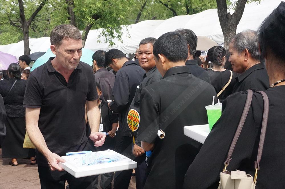 พี่ฝรั่งคนนี้มาช่วยแจกผ้าเย็น