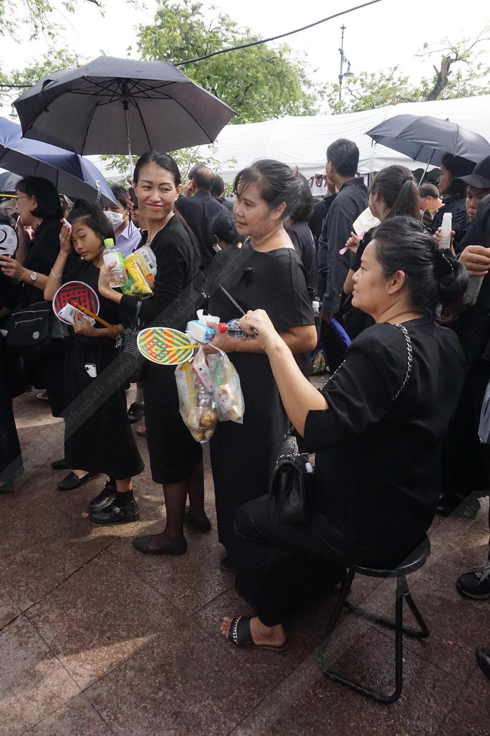 ถ้าจะให้ดี แนะนำให้พกเก้าอี้พับมาด้วย
