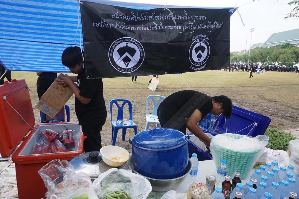 มีซุ้มแจกน้ำดื่ม อาหาร ฟรีหลายจุด