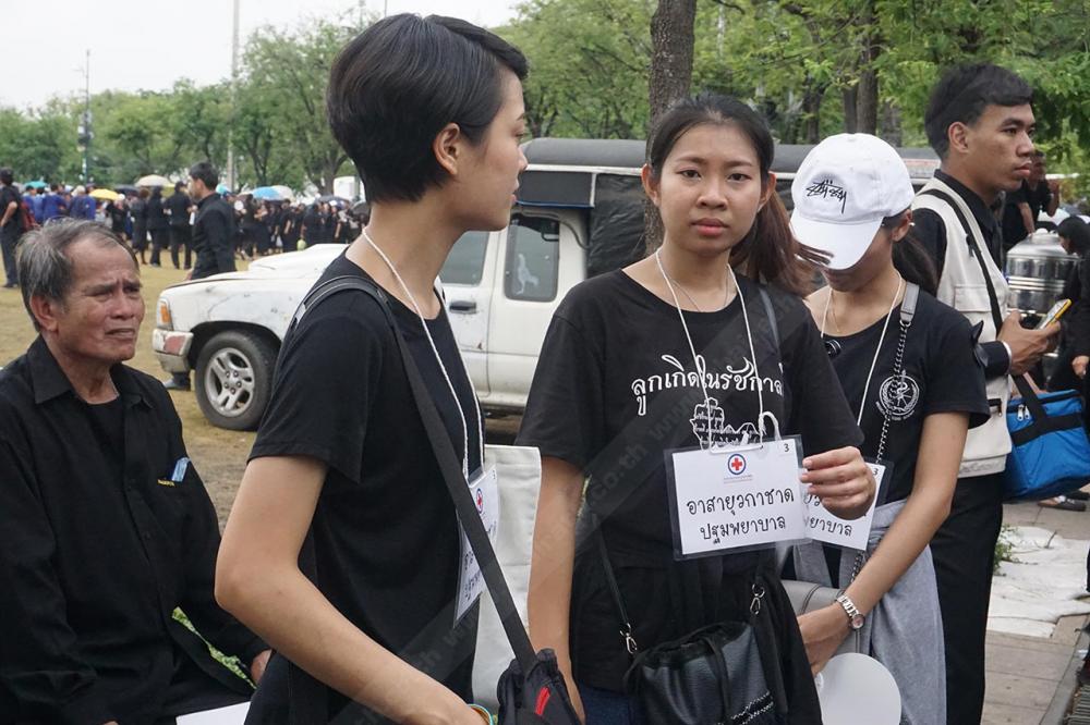 น้องๆ อาสายุวกาชาดมาช่วยเหลือปฐมพยาบาลคนเป็นลม