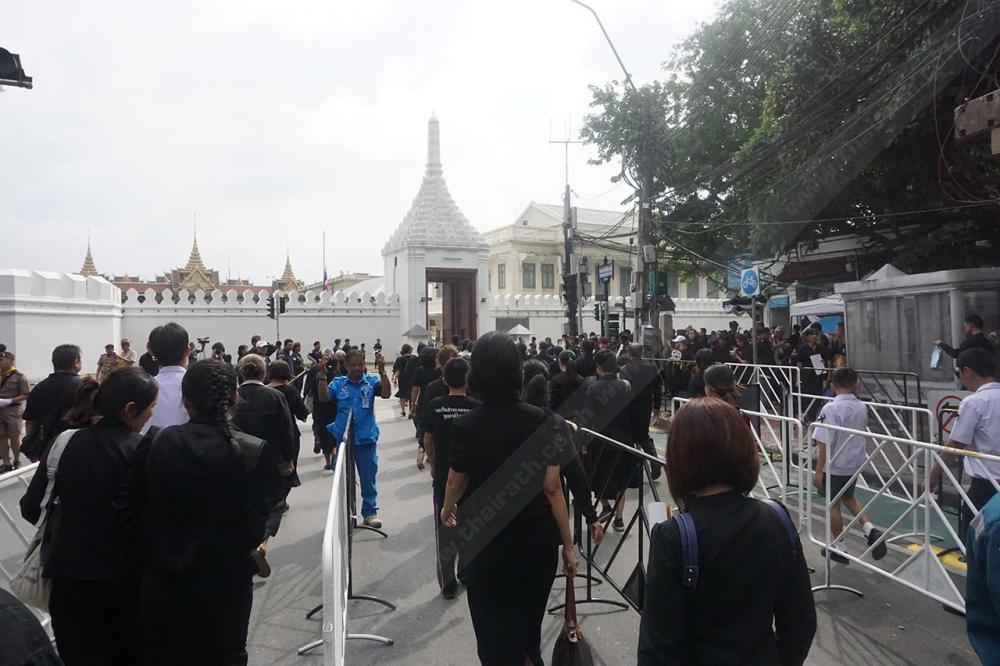 มีการจัดแถวอีกครั้งก่อนเข้าประตูวัง