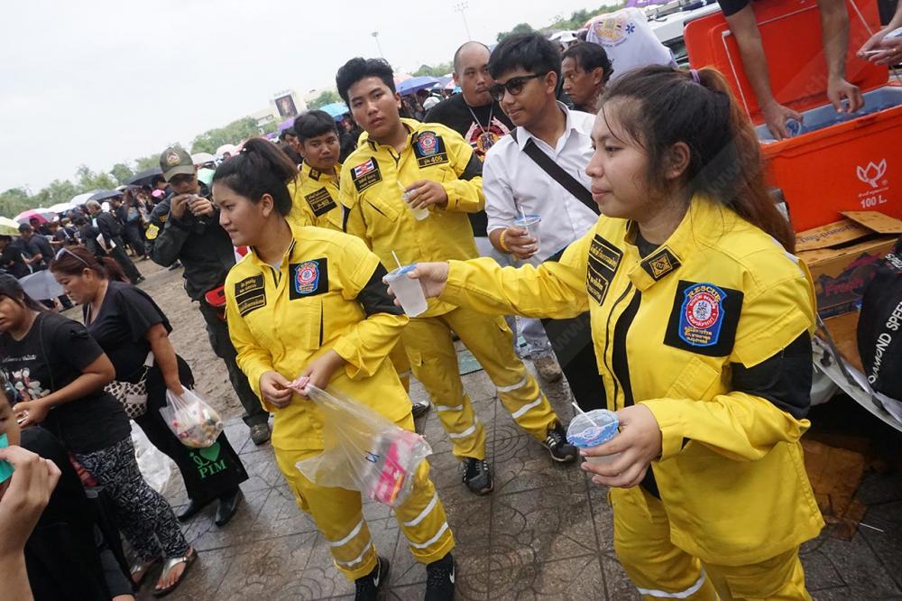 มีเจ้าหน้าที่มาช่วยบริการประชาชน