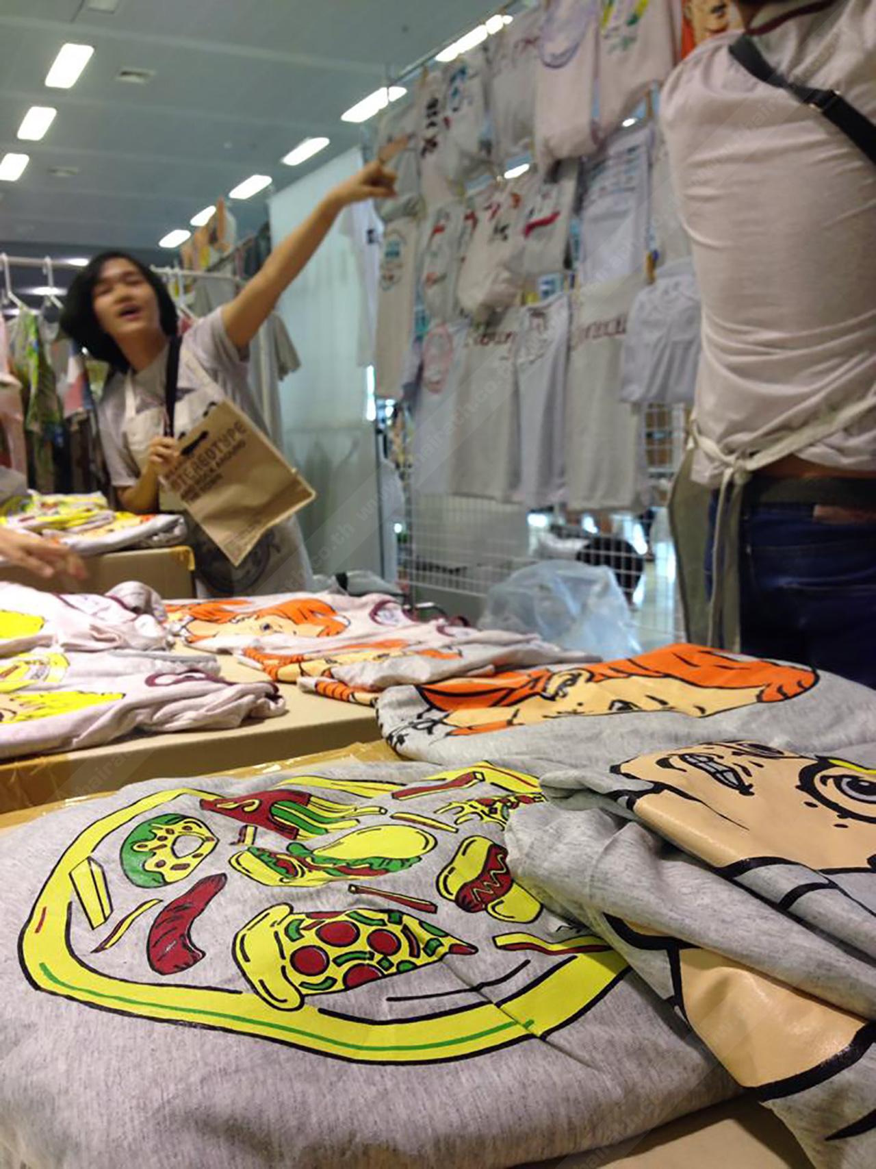 เสื้อลายแนวๆมีให้เลือกกันเพียบ