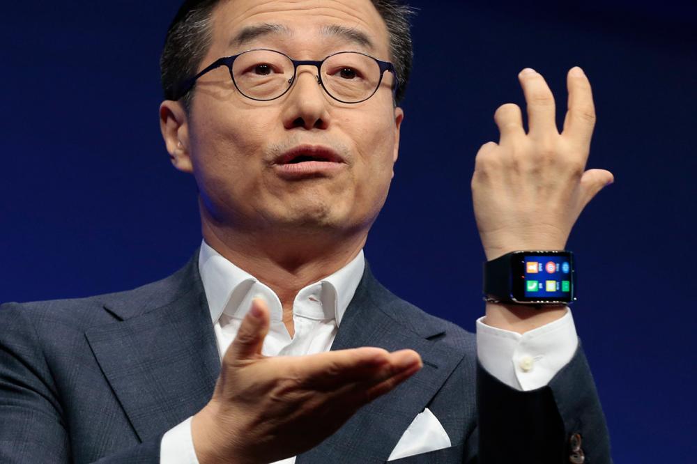 ดีเจ อี รองประธานของซัมซุงโชว์ Galaxy Gear S