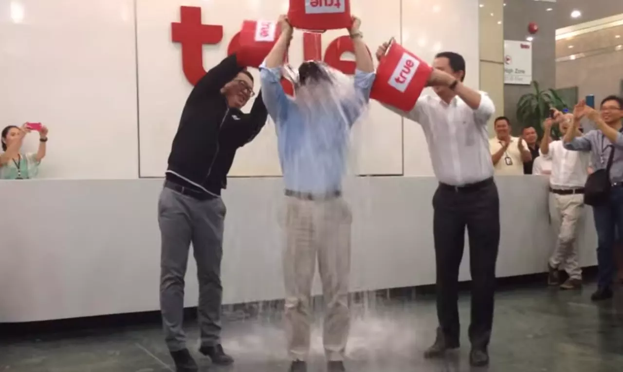 รวม 'คนดัง' รับคำท้า ส่งต่อบุญ...'Ice Bucket Challenge' (ชมคลิป) 