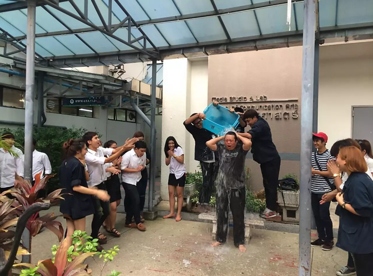 รวม 'คนดัง' รับคำท้า ส่งต่อบุญ...'Ice Bucket Challenge' (ชมคลิป) 