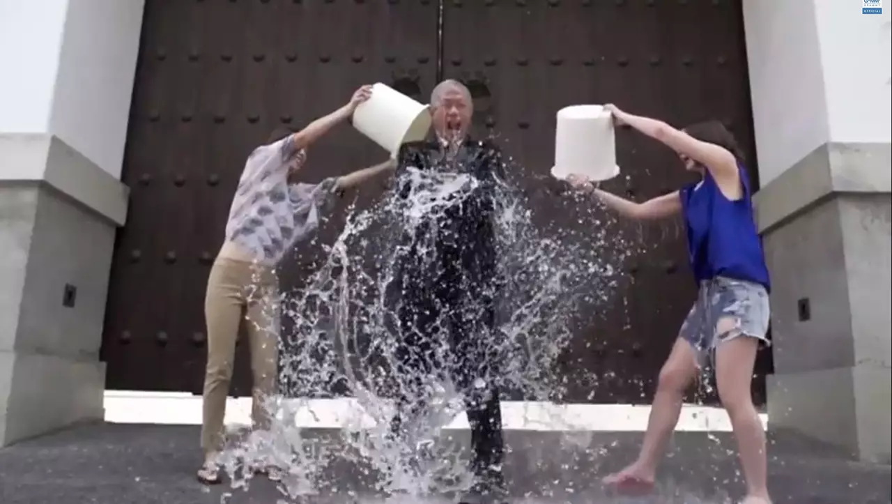 รวม 'คนดัง' รับคำท้า ส่งต่อบุญ...'Ice Bucket Challenge' (ชมคลิป) 