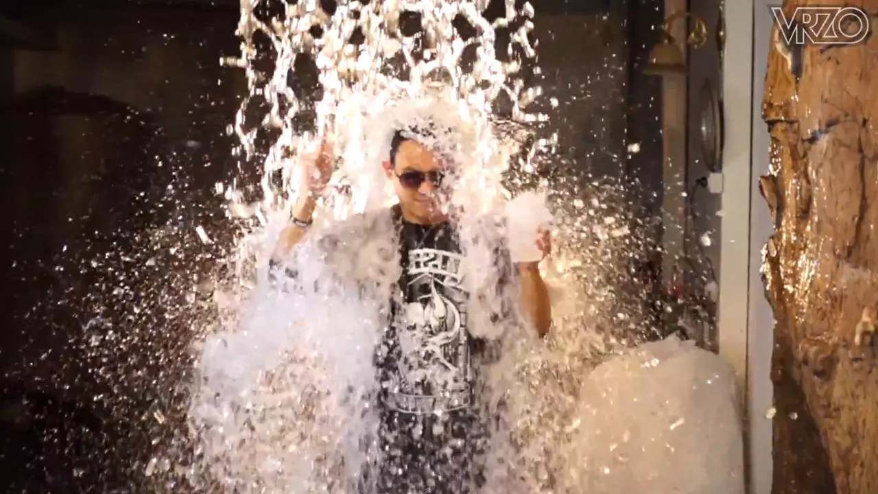 รวม 'คนดัง' รับคำท้า ส่งต่อบุญ...'Ice Bucket Challenge' (ชมคลิป) 