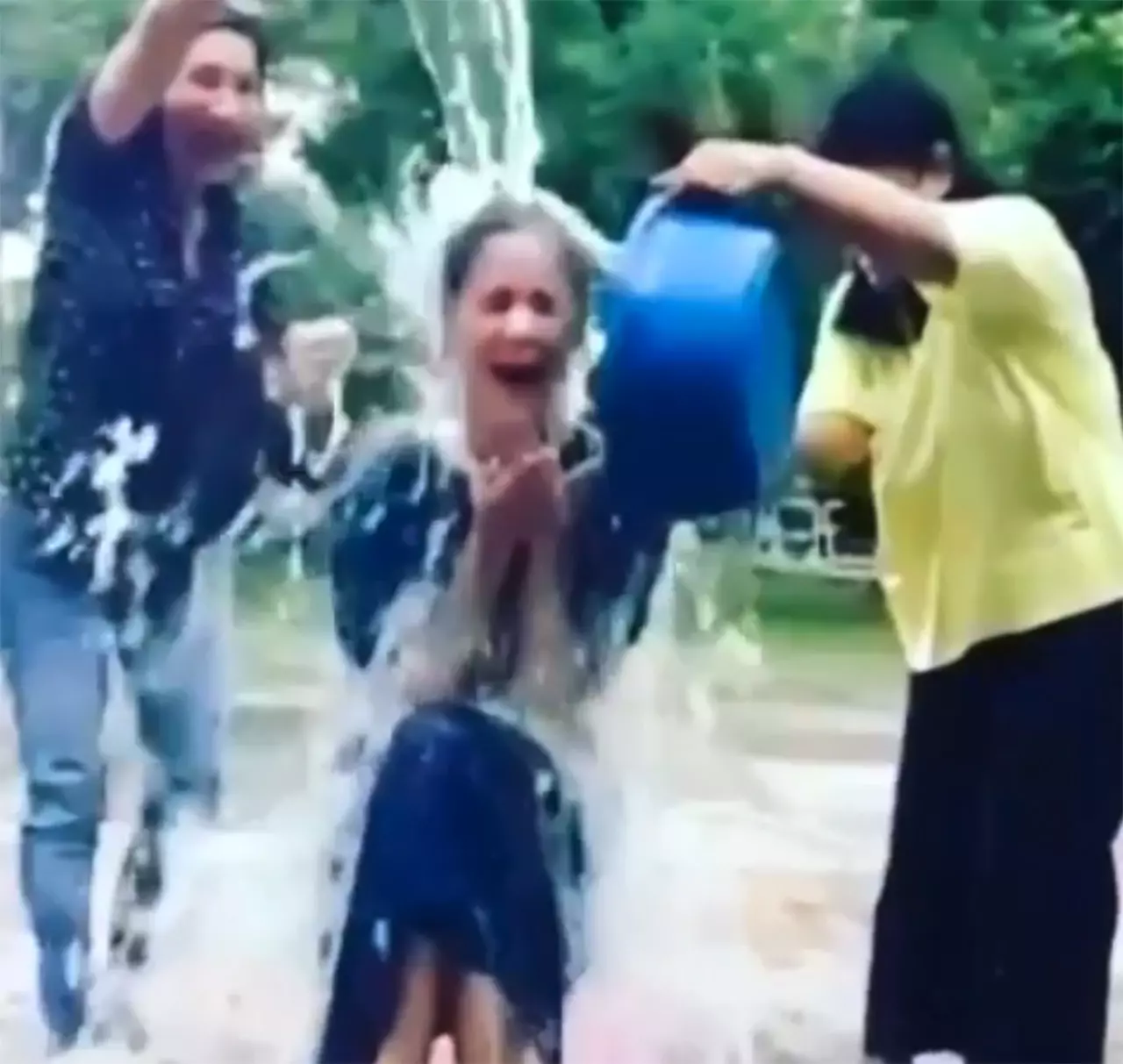 รวม 'คนดัง' รับคำท้า ส่งต่อบุญ...'Ice Bucket Challenge' (ชมคลิป) 